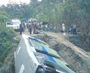 Kondisi bus yang terbalik ke dalam dasar jembatan darurat di kilometer 50 jalan menuju Kaureh