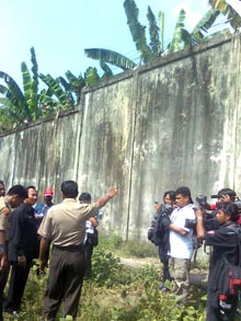 Bambang Wicahyo didampingi stafnya Puji Raharjo saat melihat tempat para napi dan tahanan kabur.