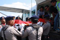 Jenazah Brigadir Polisi Satu Agus Suhendra saat diturunkan dari  
pesawat kemarin.